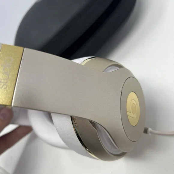 Gold Beats by Dre Studio 2.0 Over-Ear Wired Headphones B0500 W/ Case Tested - Picture 6 of 11